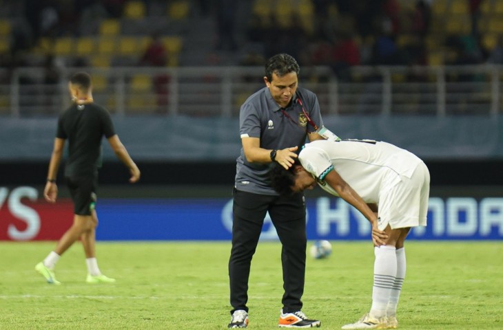 Bima Sakti menghibur pemain Indonesia U-17 usai takluk dari Maroko