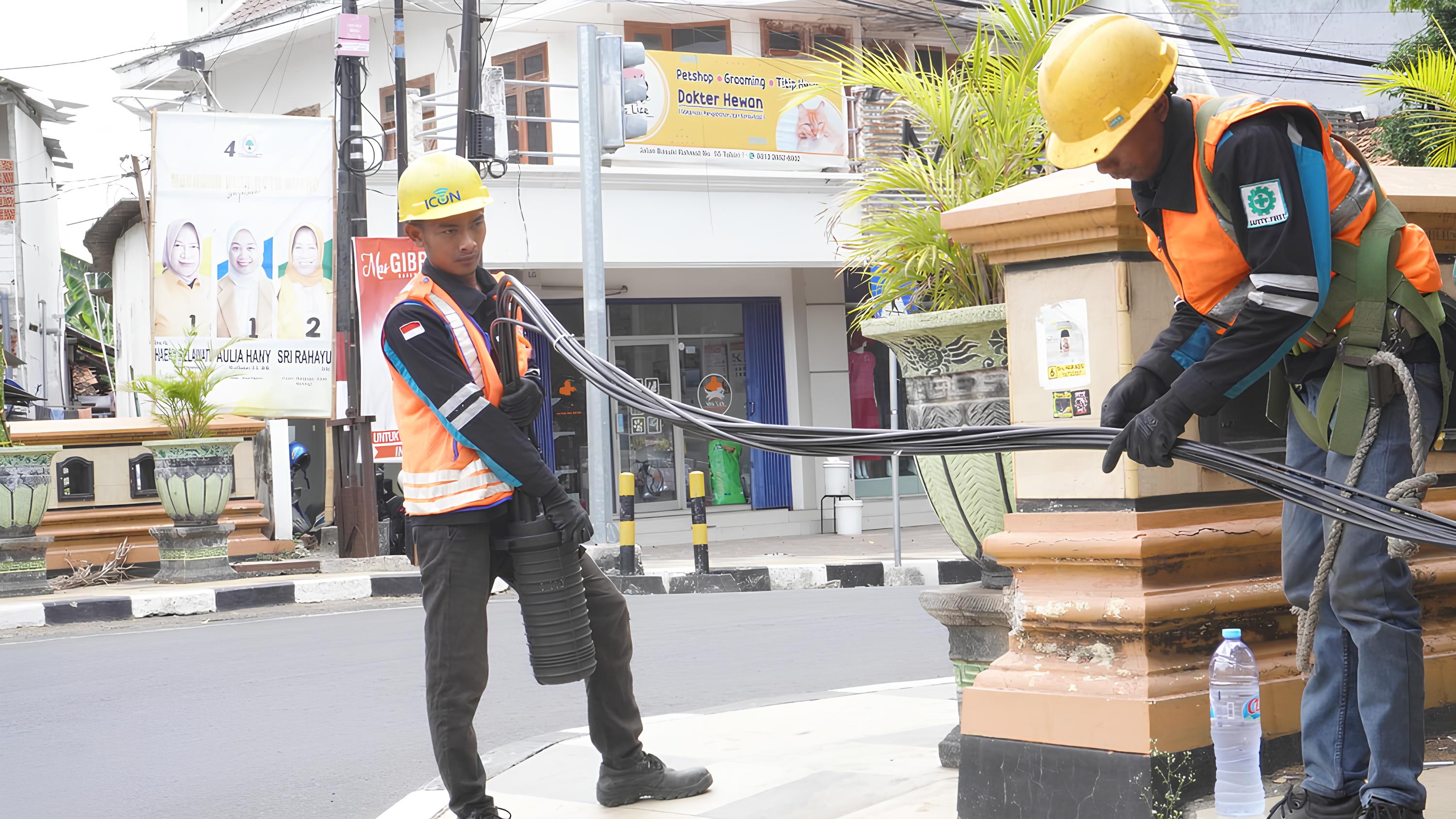 PERSIAPAN: Petugas PLN berkoordinasi sebelum melakukan pemasangan kabel