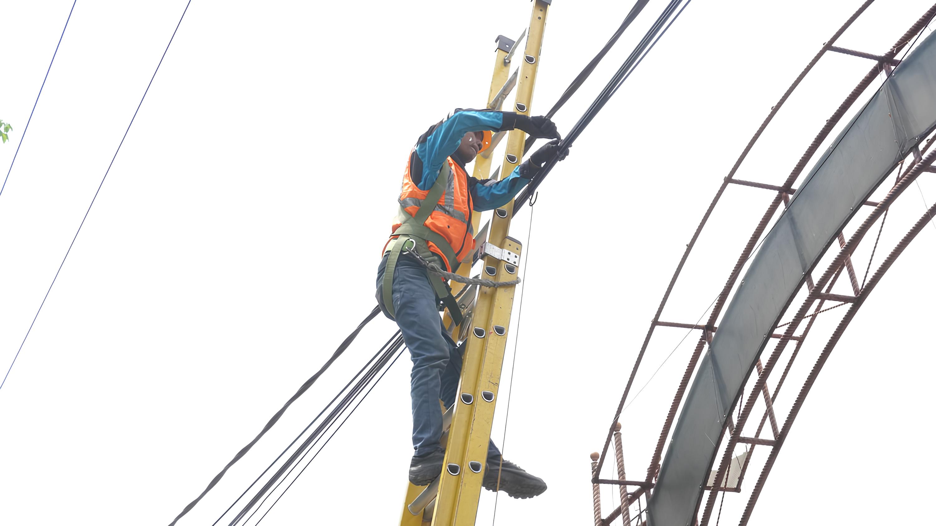 DIRAPIHKAN: Proses perapihan kabel fiber optic oleh petugas pemeliharaan PLN ULP Tuban di area Kota Tuban