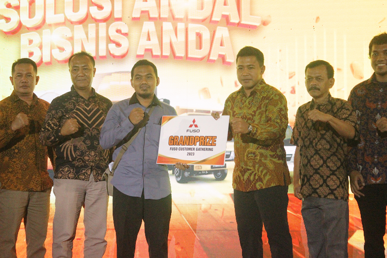 APRESIASI PELANGGAN: Penyerahan doorprize utama kepada konsumen Mitsubishi Fuso yang beruntung.