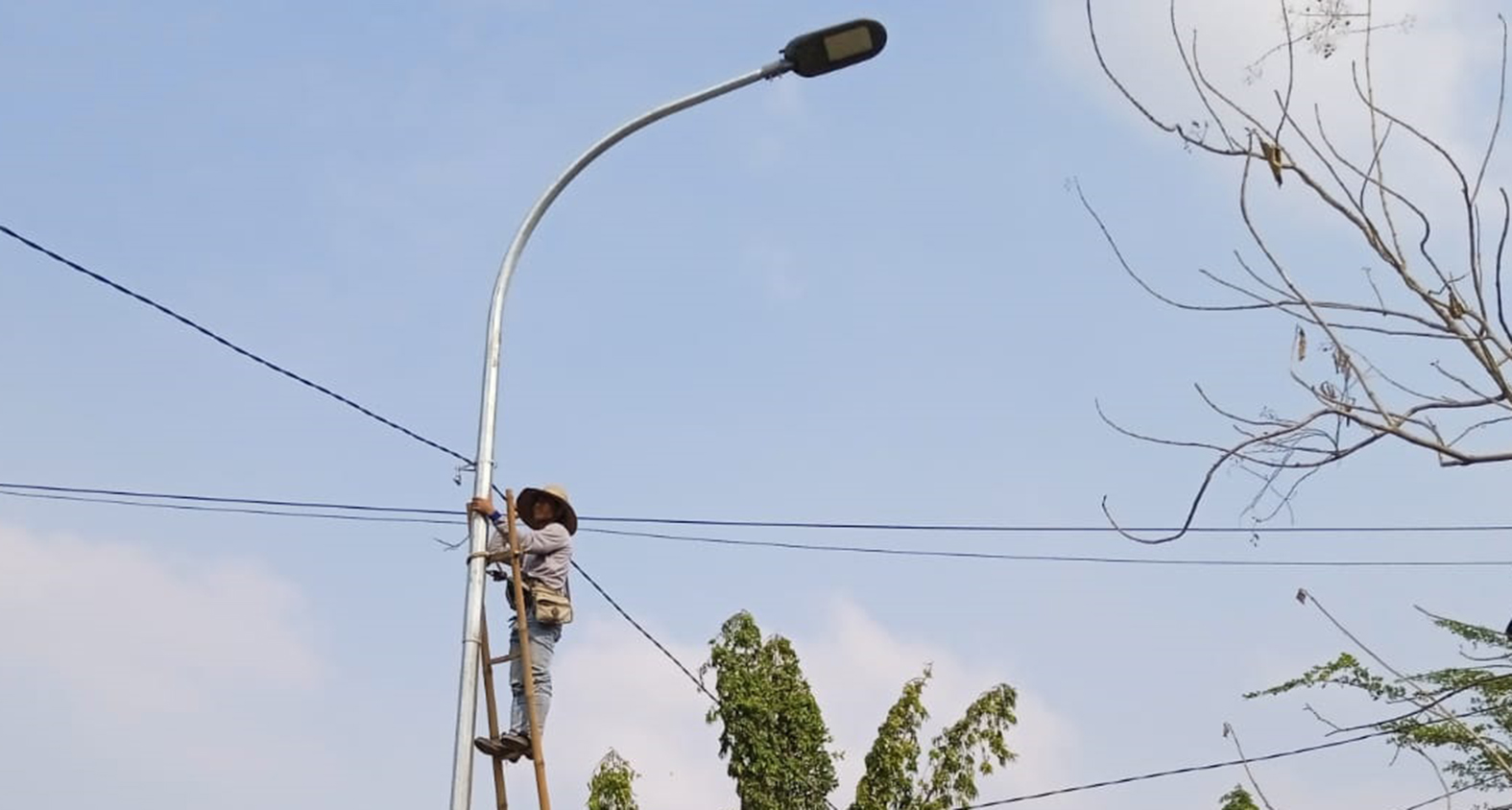 TERPASANG: Proyek pemasangan lampu penerangan jalan umum (PJU) di Desa Dasin, Kecamatan Tambakboyo.