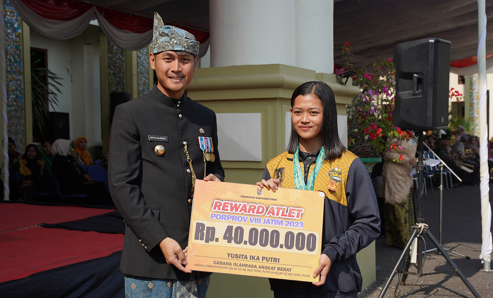 SELAMAT: Bupati Aditya Halindra Faridzky menyerahkan bonus Porprov VIII Jatim 2023 kepada atlet cabor angkat besi Yusita Ika Putri sebesar Rp 40 juta.