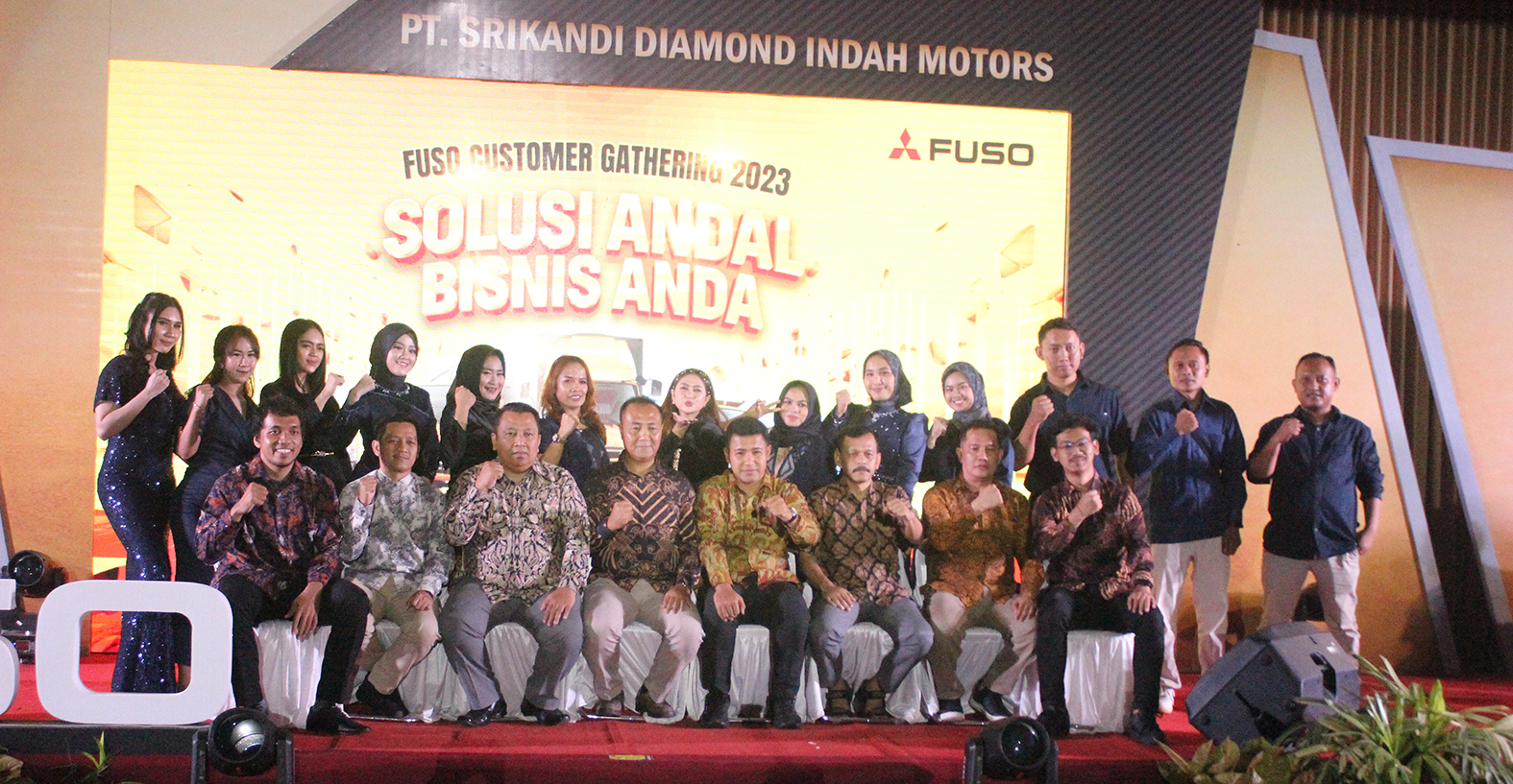 JAGA KEKOMPAKAN: Jajaran karyawan PT. Srikandi Diamond Indah Motors Tuban berfoto bersama dengan beberapa tamu VIP pada acara Customer Gathering 2023, Rabu (15/11) malam.