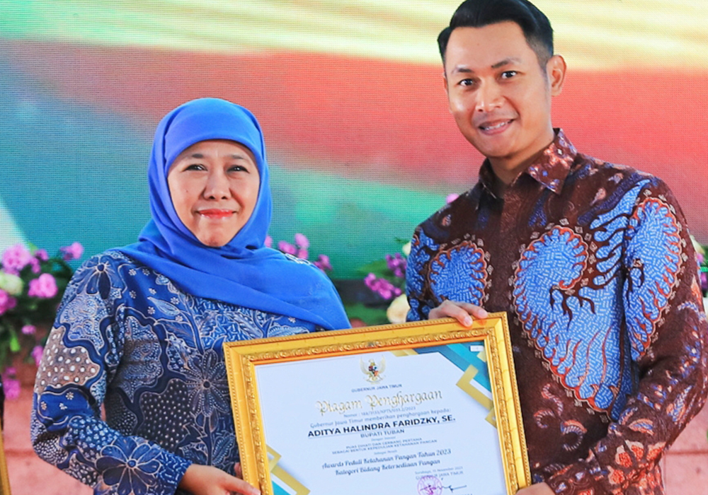 REWARD INOVASI PERTANIAN: Bupati Tuban Aditya Halindra Faridzky menerima penghargaan Peduli Ketahanan Pangan dari Gubernur Jawa Timur Khofifah Indar Parawansa, Rabu (15/11).