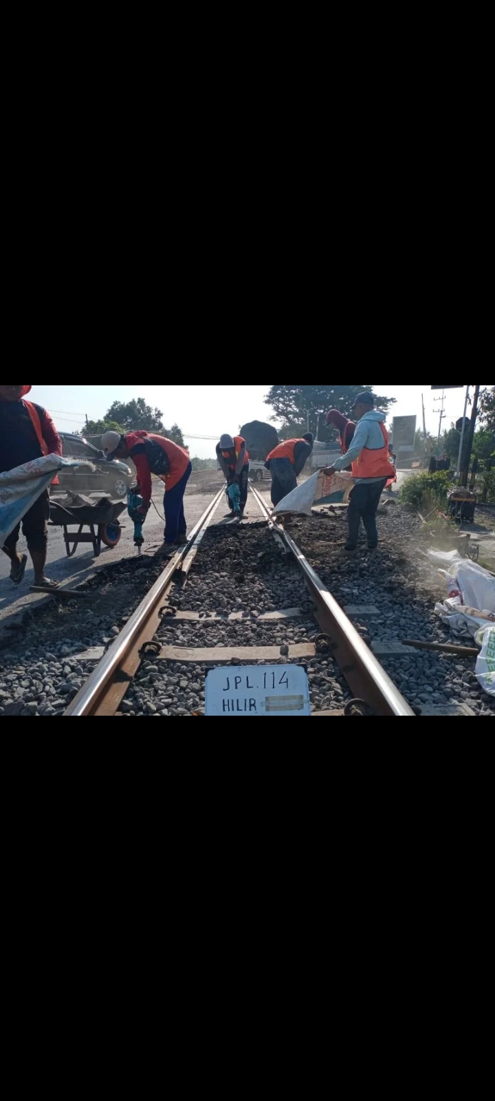 Petugas PT Kereta Api Indonesia (Persero) Daop 7 Madiun melakukan perawatan sejumlah jalur KA yang berada di beberapa perlintasan
