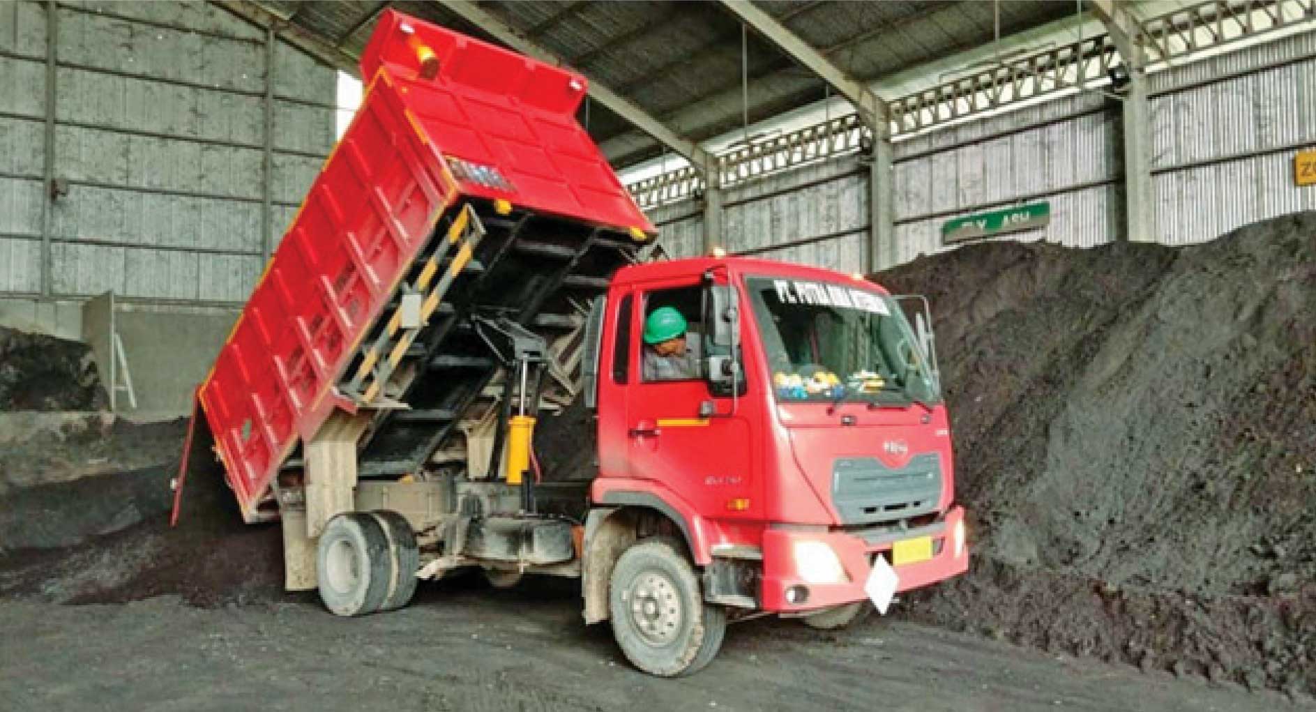 ANGKUT LIMBAH: Kendaraan khusus limbah saat melakukan penurunan muatan fly ash dan bottom ash di salah satu pabrik semen di Tuban.