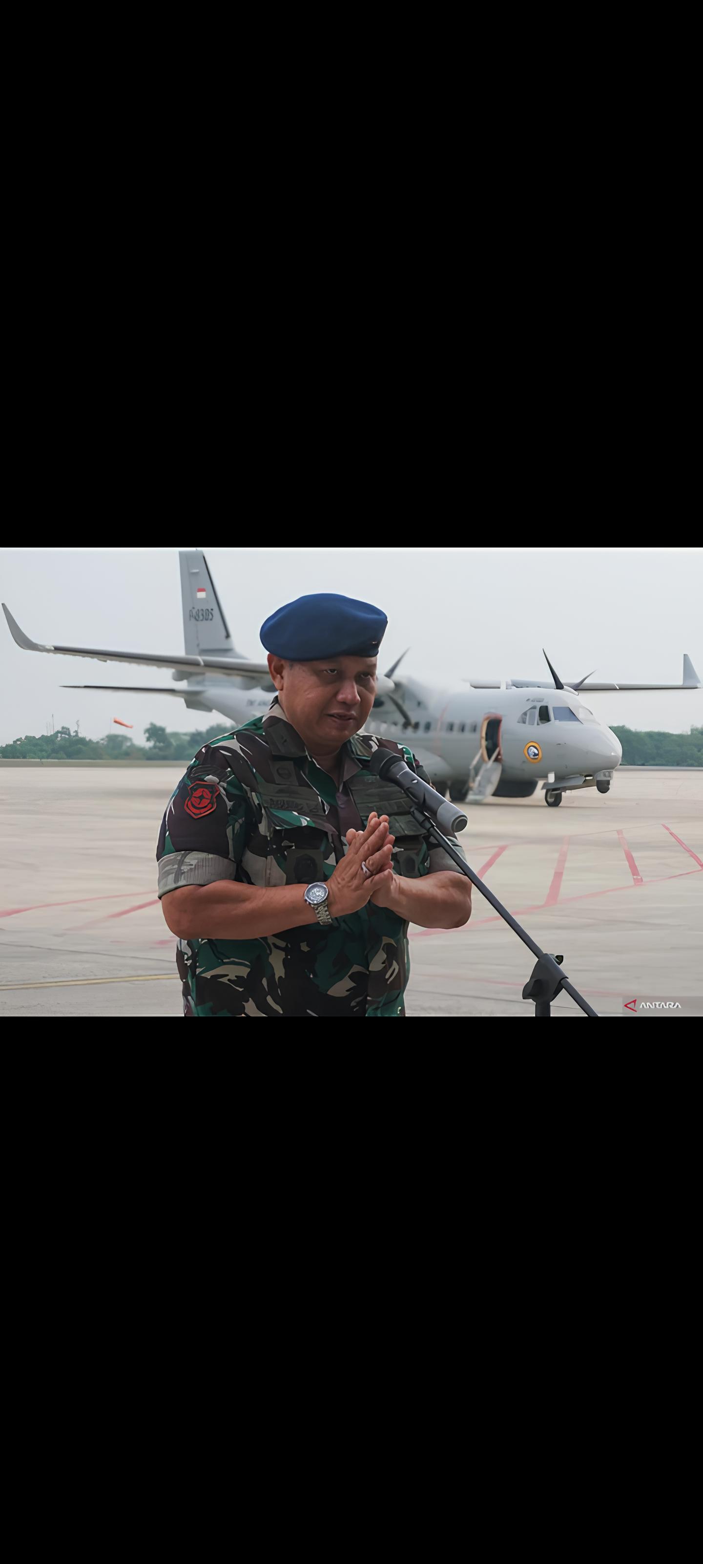 Kadispenau Marsma TNI R. Agung Sasongkojati menyampaikan keterangan kepada wartawan terkait kecelakaan dua pesawat EMB-314 Super Tucano