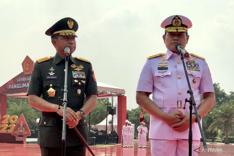Laksamana TNI Yudo Margono menjawab pertanyaan wartawan saat jumpa pers selepas upacara serah terima jabatan Panglima TNI di Plaza Mabes TNI, Jakarta, Rabu (22/11).