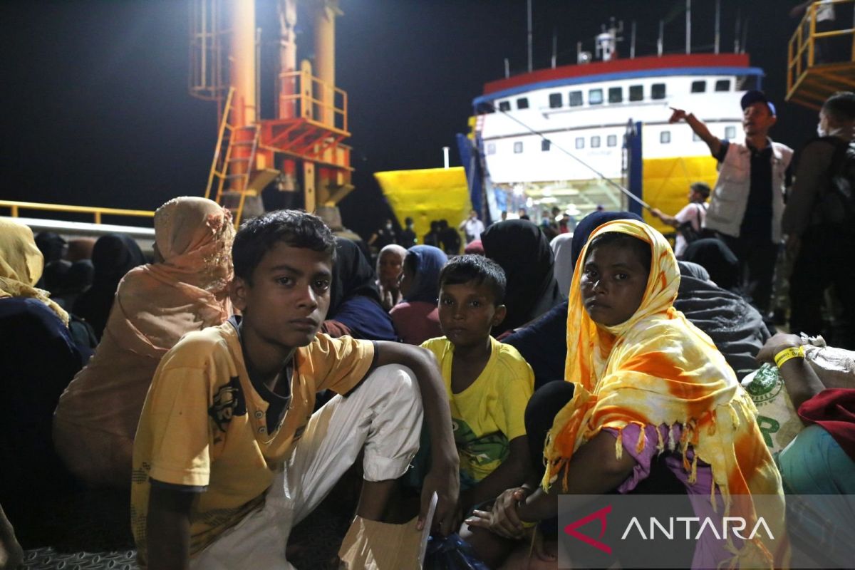 Pengungsi Rohingya dipindahkan ke Lhokseumawe, di Banda Aceh untuk direlokasi