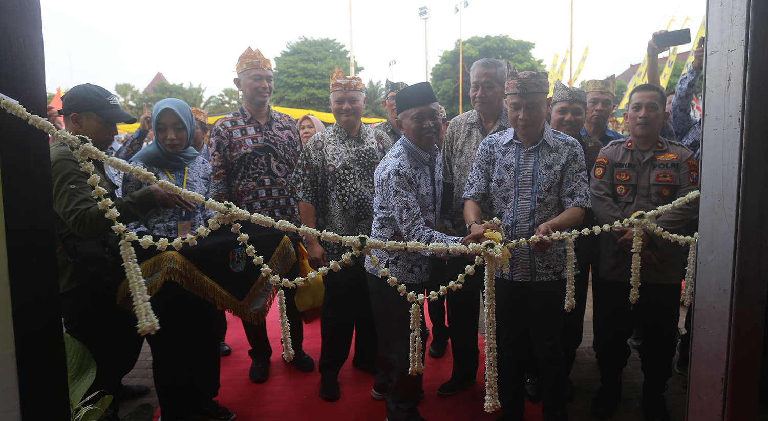 RESMI DIBUKA: Pemotongan bunga sebagai tanda pembukaan Tuban Expo 2023 oleh Ketua DPRD Tuban M. Miyadi dan jajaran forkopimda serta perusahaan.