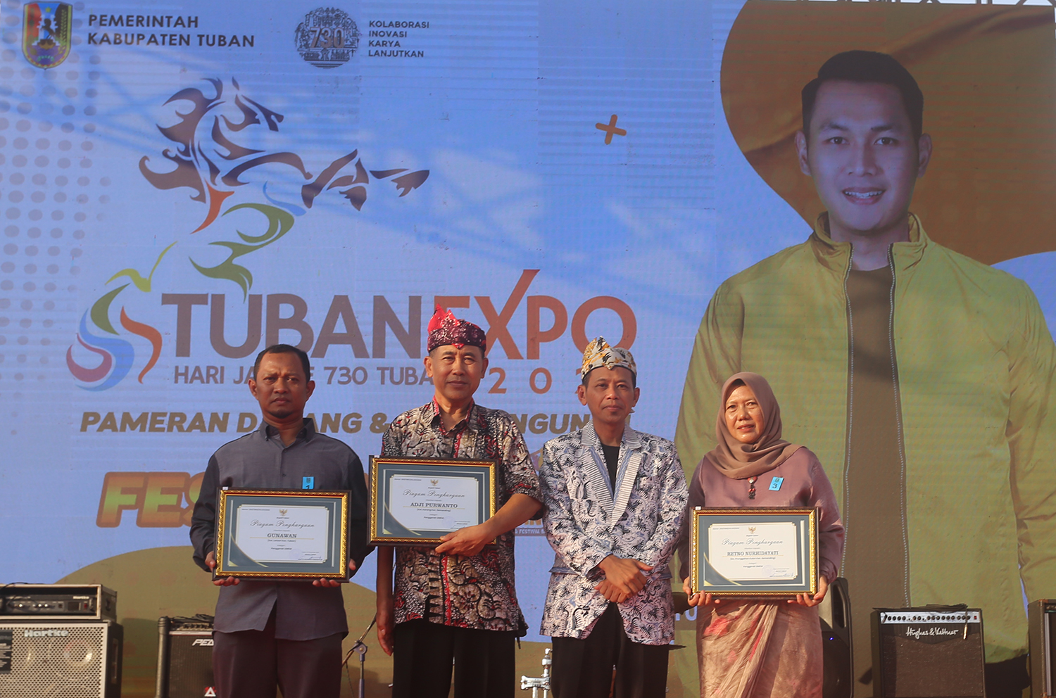 SELAMAT: Kepala Diskop UKM Perdag Agus Wijaya menyerahkan penghargaan kepada pelaku UMKM berprestasi saat pembukaan Tuban Expo 2023, Rabu (23/11).