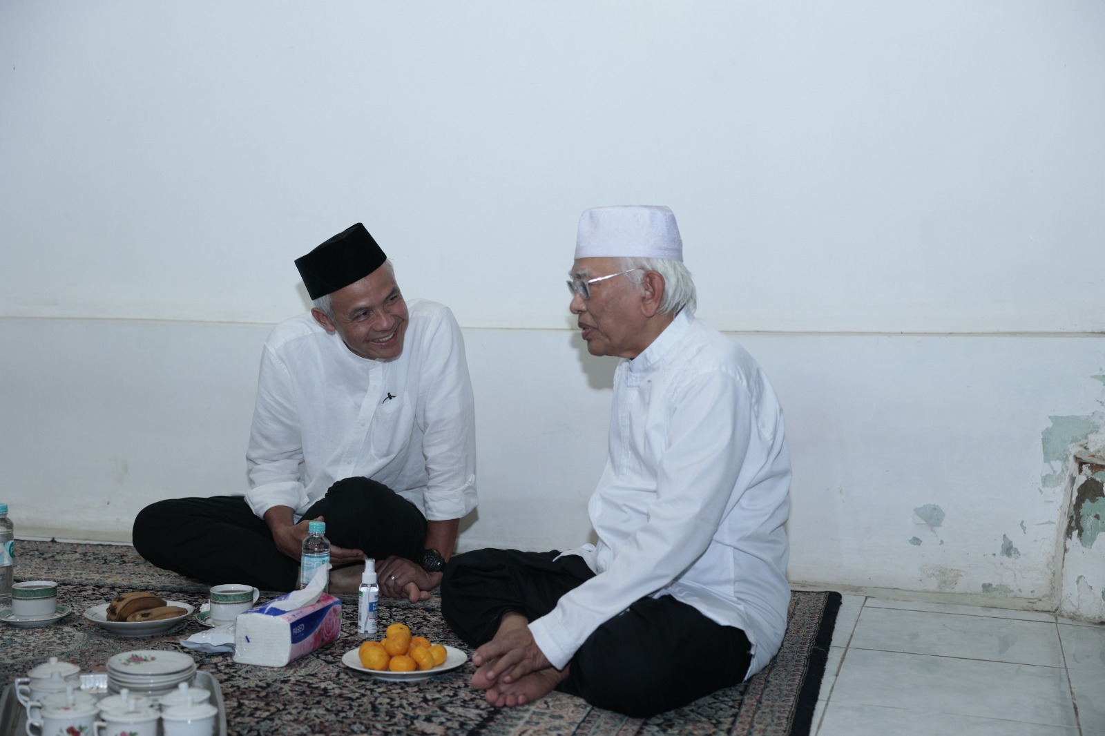 SILATURAHMI: Ganjar Pranowo berkunjung ke kediaman KH Ahmad Mustofa Bisri (Gus Mus) di Rembang, Jawa Tengah, Senin (13/11).