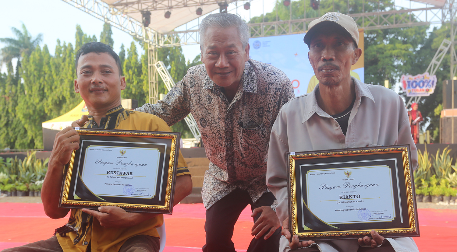 MEMBANGGAKAN: Plt Asisten Pemerintahan dan Kesra Setda Tuban Joko Sarwono foto bersama peraih penghargaan pejuang ekonomi disabilitas.