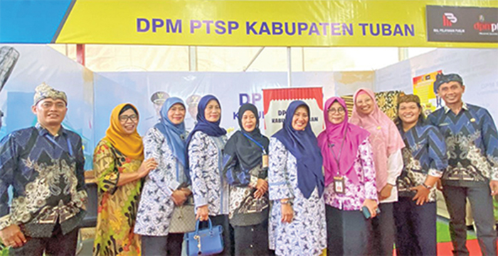 BERSEMANGAT: Petugas pelayanan DPMPTSP yang siap melayani pengunjung stan.