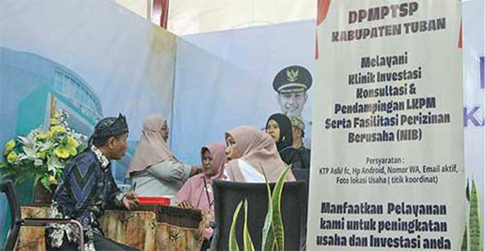 MEMBERIKAN INFORMASI: Banner informasi yang dipasang di depan stan untuk menjelaskan jenis pelayanan yang diberikan.