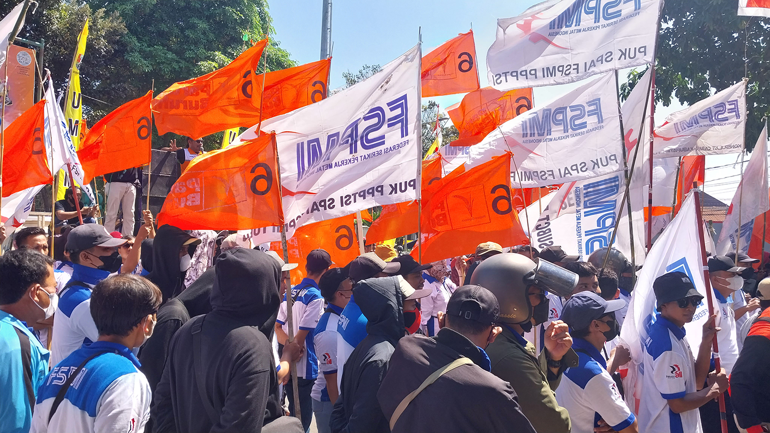 AKSI PROTES: Anggota FSPMI saat melakukan demo menuntut kenaikan UMK menjadi 15 persen di depan kantor Pemkab Tuban.