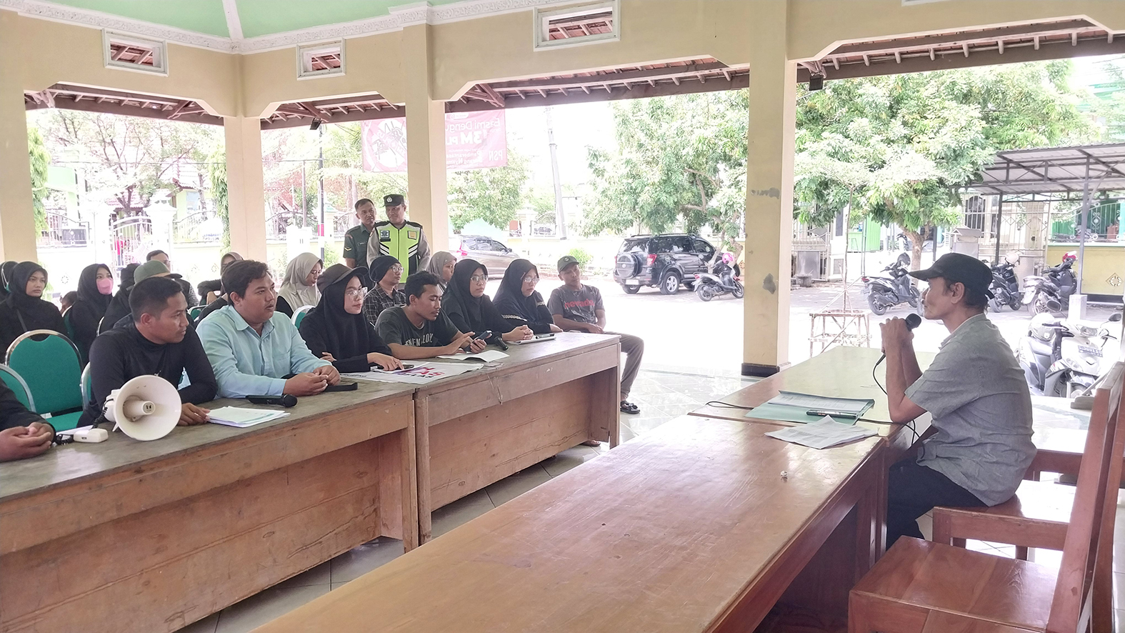 Panitia pelaksana menemui peserta aksi unjuk rasa di kantor Desa Sokosari, Kecamatan Soko, Kamis (23/11).