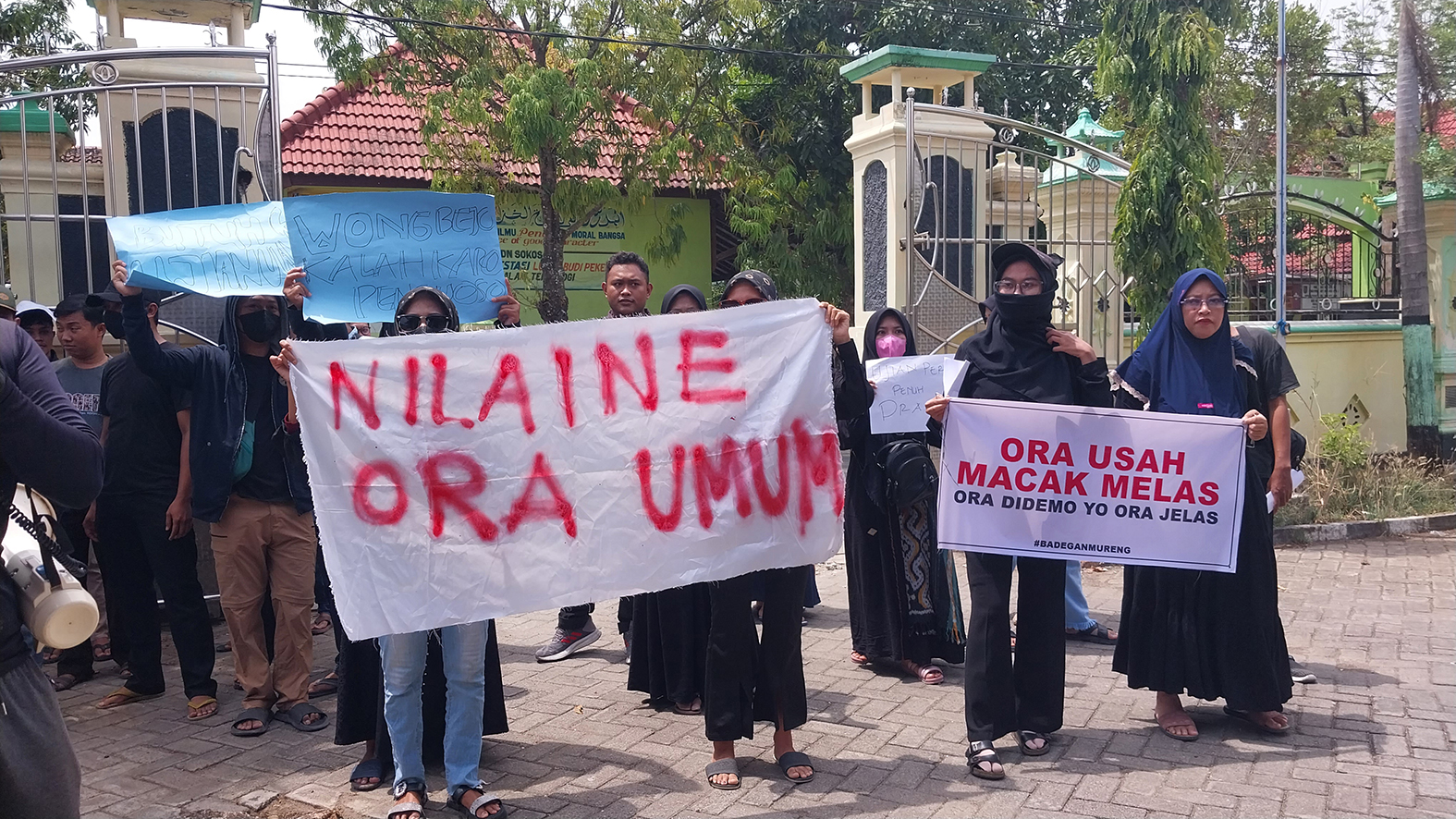 MENUNTUT: Peserta seleksi melakukan aksi unjuk rasa di depan kantor Desa Sokosari, Kecamatan Soko, karena hasil seleksi dianggap penuh nepotisme, Kamis (23/11).