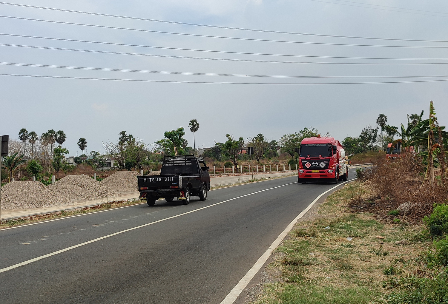 BLIND SPOT: Salah satu lintasan blind spot di JLS Tuban yang belum dipasangi rambu dan penerangan jalan umum (PJU).