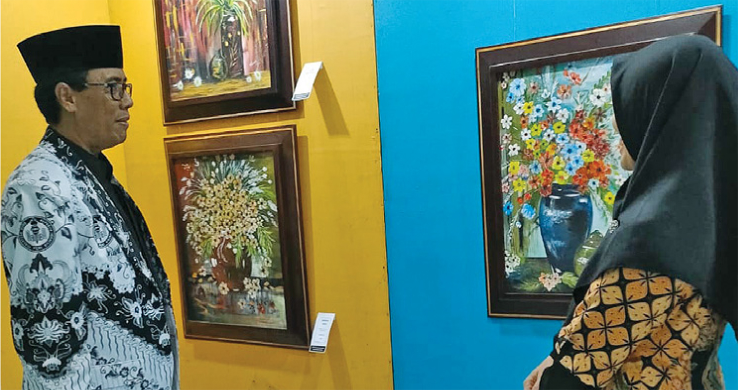 SAPUTAN KUAS SANG PENDIDIK: Pengunjung pameran seni lukis di Gedung Cabang Dinas Pendidikan Wilayah Kabupaten Tuban, Jalan Panglima Sudirman Tuban Sabtu (25/11).