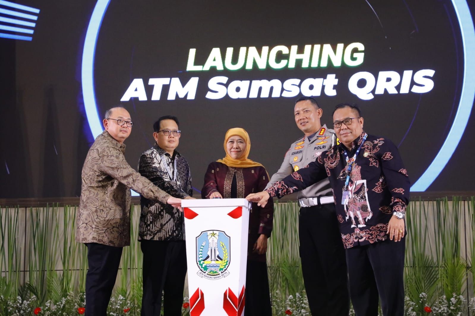 Gubernur Khofifah Indar Parawansa bersama Bapenda Jatim luncurkan Samsat ATM QRIS