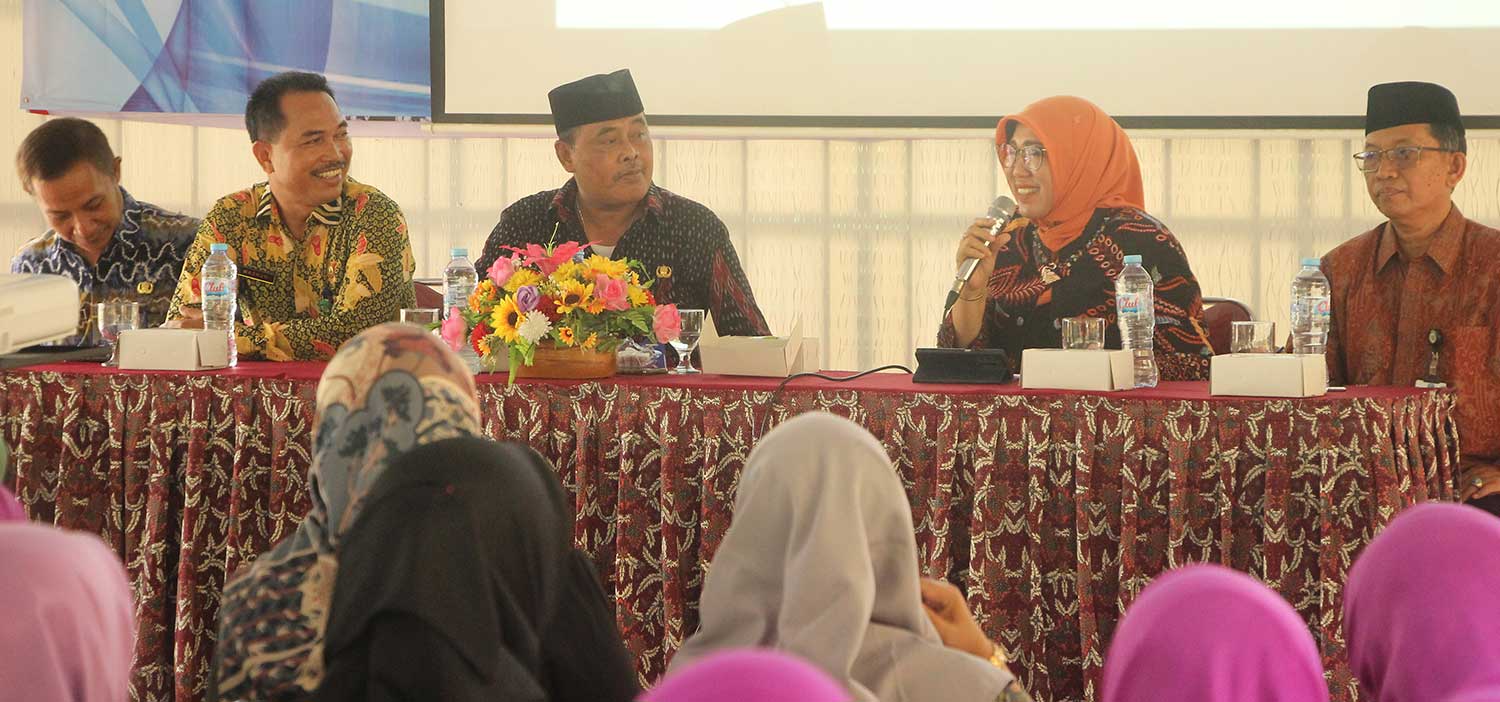 MEMBERI ARAHAN: Kepala Bidang GTK Disdik Provinsi Jawa Timur Suhartatik, S.Pd., M.Si (dua dari kanan) didampingi Kacabdin Pendidikan Adi Prayitno, jajaran kasi, dan kordinator pengawas.