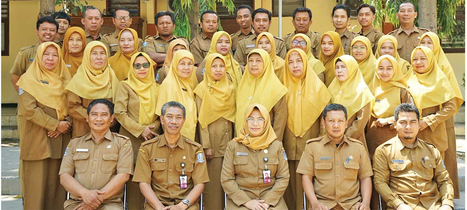 KEBERSAMAAN: Kepala SMAN 1 Tambakboyo bersama pendidik dan tenaga kependidikan.
