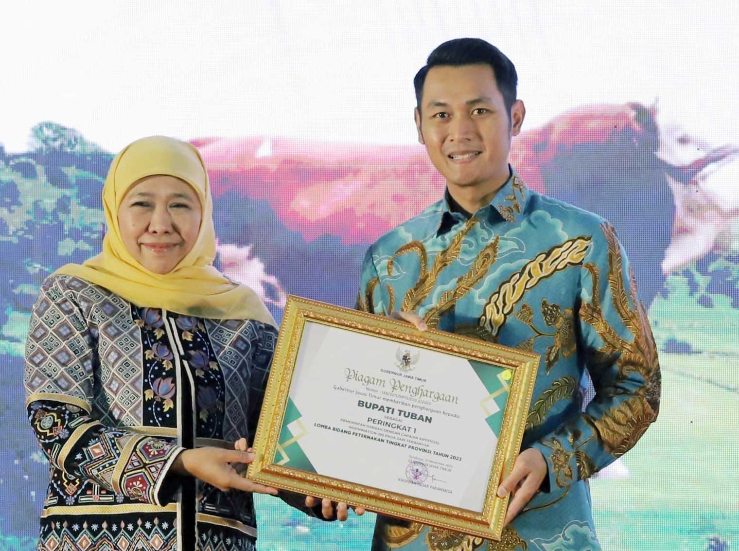 SELAMAT: Bupati Tuban Aditya Halindra Faridzky menerima penghargaan dari Gubernur Jawa Timur sebagai Peringkat Pertama Pemerintah Daerah dengan Capaian IB pada Sapi Terbanyak se-Jatim, Sabtu (25/11).