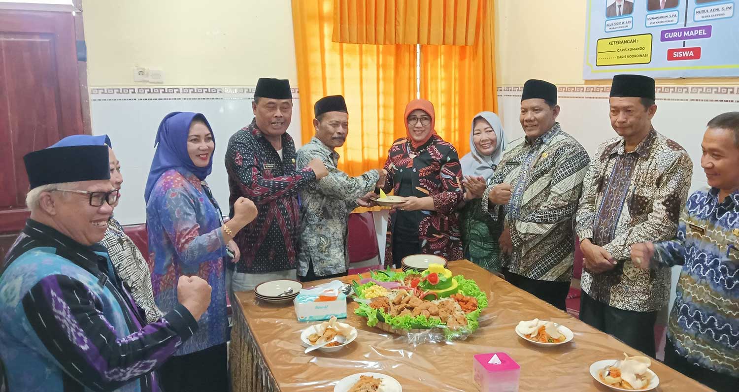 TASYAKURAN: Kepala Bidang GTK Disdik Provinsi Jawa Timur Suhartatik, S.Pd., M.Si melakukan pemotongan tumpeng bersama Cabdin, kepala sekolah, dan jajaran guru.