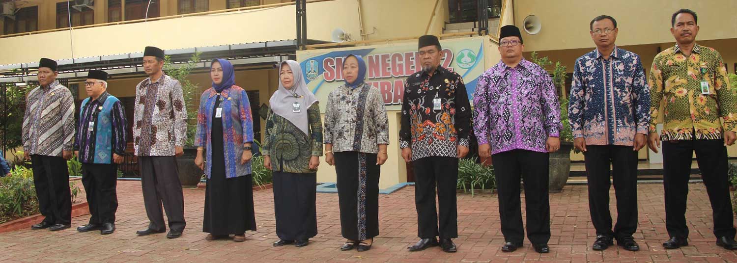 KOMPAK: Upacara peringatan Hari Guru Nasional yang diikuti Kasi SMA/PK-PLK Maskun (paling kanan), bersama kepala SMAN 1, SMAN 2, SMAN 3, SMAN 4, SMKN 1, SMKN 2 dan perwakilan komite.