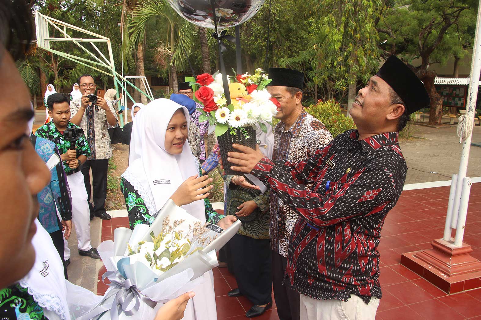 PENGHARGAAN DARI SISWA: Perwakilan siswa saat memberikan hadiah sebagai ucapan selamat Hari Guru Nasional 2023.