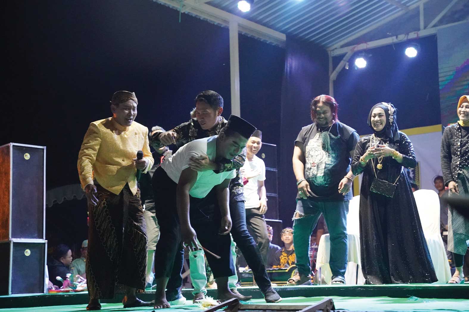 GERRR: Bupati Aditya Halindra Faridzky ikut main &ldquo;OVJ&rdquo; Pesta Rakyat di Desa Beji, Kecamatan Jenu.