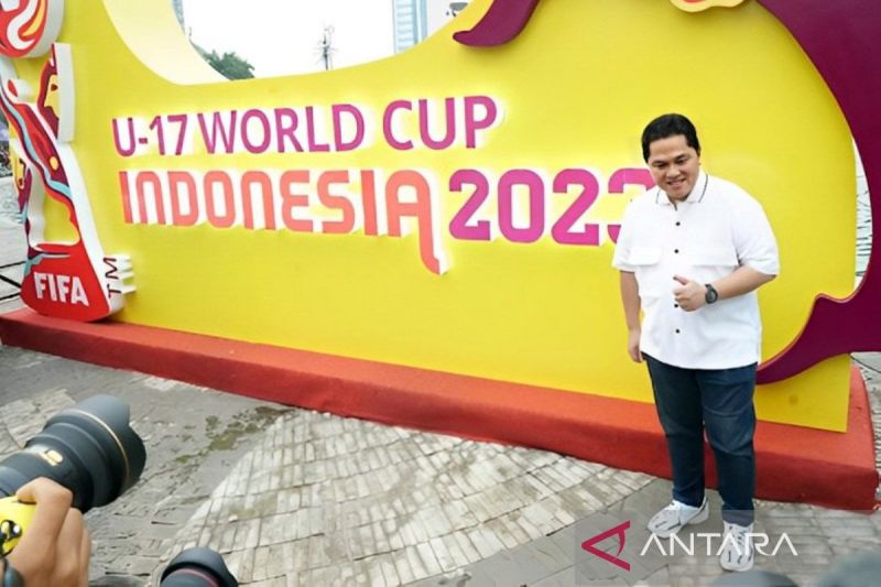 Ketum PSSI Erick Thohir di depan ornamen Piala Dunia U-17 di Bundaran HI, Jakarta, beberapa waktu lalu.