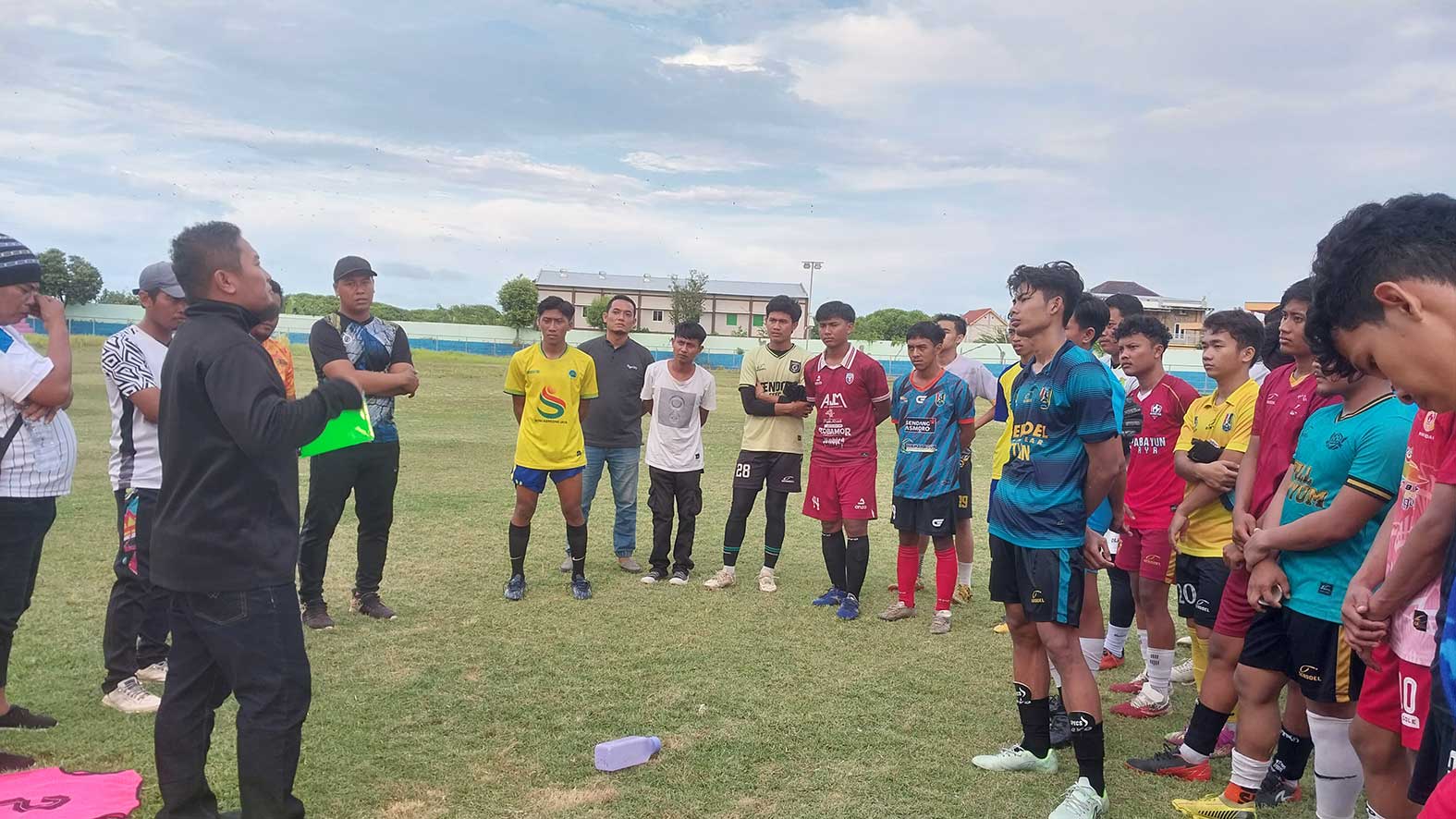 MENUJU LIGA 3 JATIM : Pelatih Persatu Adi Putra Setiawan memberikan arahan kepada pemain di Stadion Lokajaya, Sabtu (25/11) lalu.