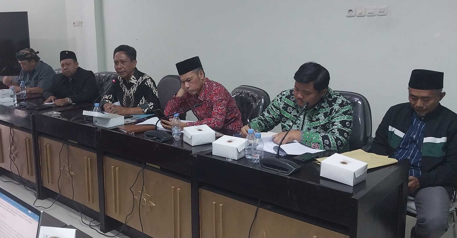 Rapat kerja bersama antara Komisi II DPR Tuban dengan pihak-pihak terkait proses seleksi perades di Desa Sokosari, Kecamatan Soko, Senin (27/11).