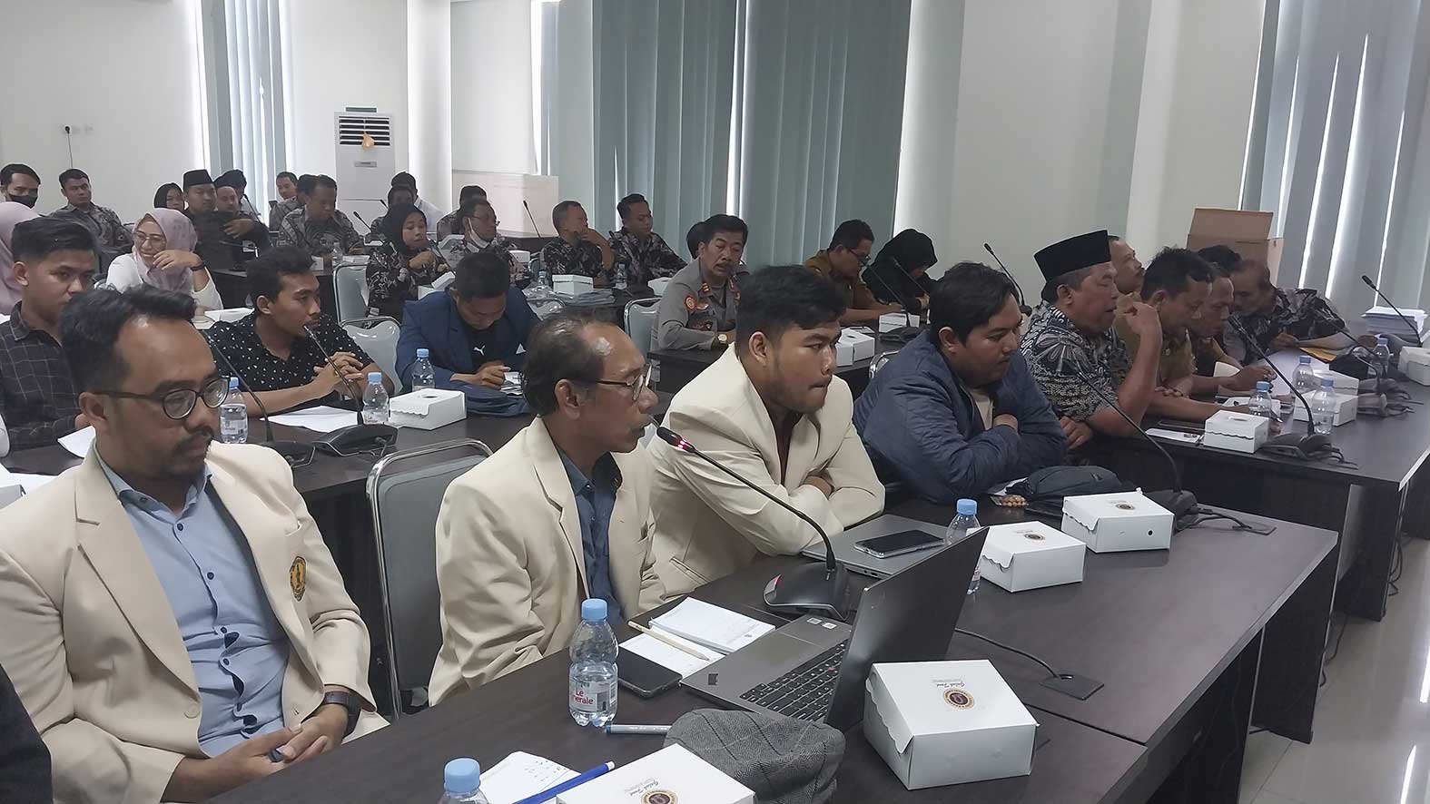 Rapat kerja bersama antara Komisi II DPR Tuban dengan pihak-pihak terkait proses seleksi perades di Desa Sokosari, Kecamatan Soko, Senin (27/11).