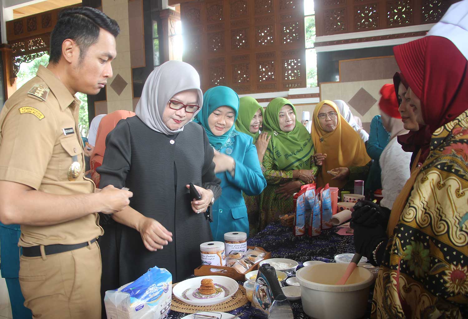 Bupati Aditya Halindra Faridzky bersama Anggota DPR RI Haeny Relawati Rini Widyastuti, Ketua TP PKK Tuban Hart Novembria Susetyowati memantau produk asli Tuban di salah stan kegiatan HKG.