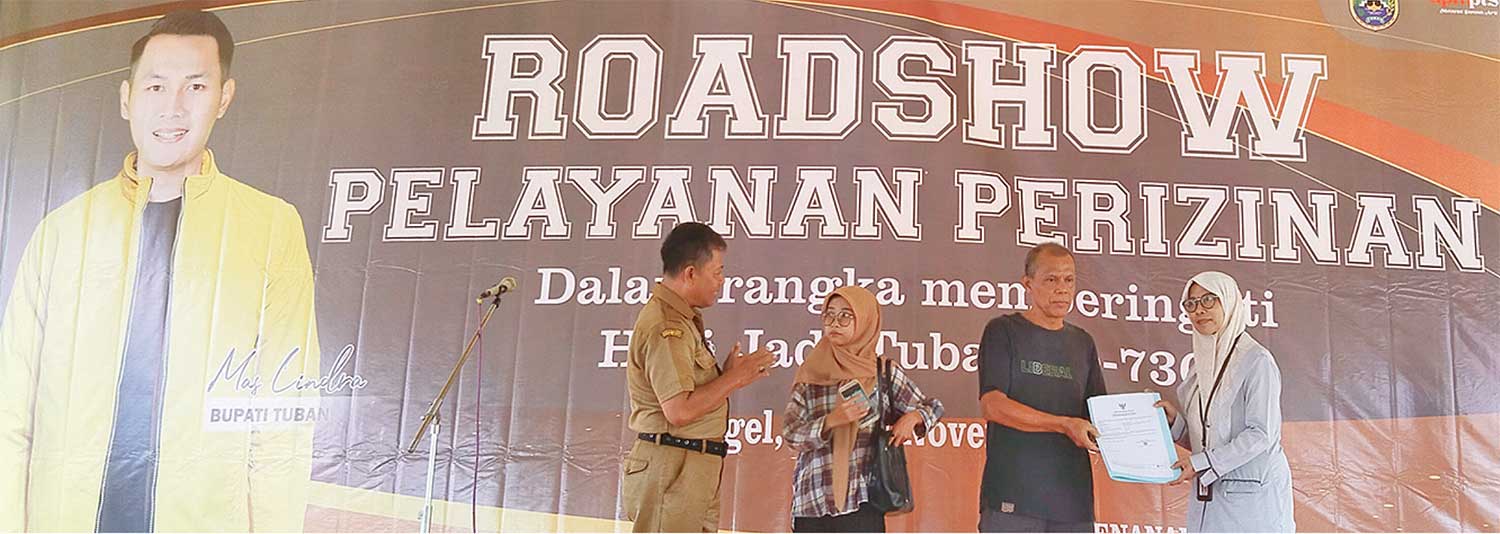 LEBIH CEPAT: Drs. Moh. Mahmud M.Si. dan Endah Nurul Kumarijati, S.T., S.K.M., M.Kes. memberikan produk izin nomor izin berusaha (NIB) yang langsung jadi ke masyarakat.