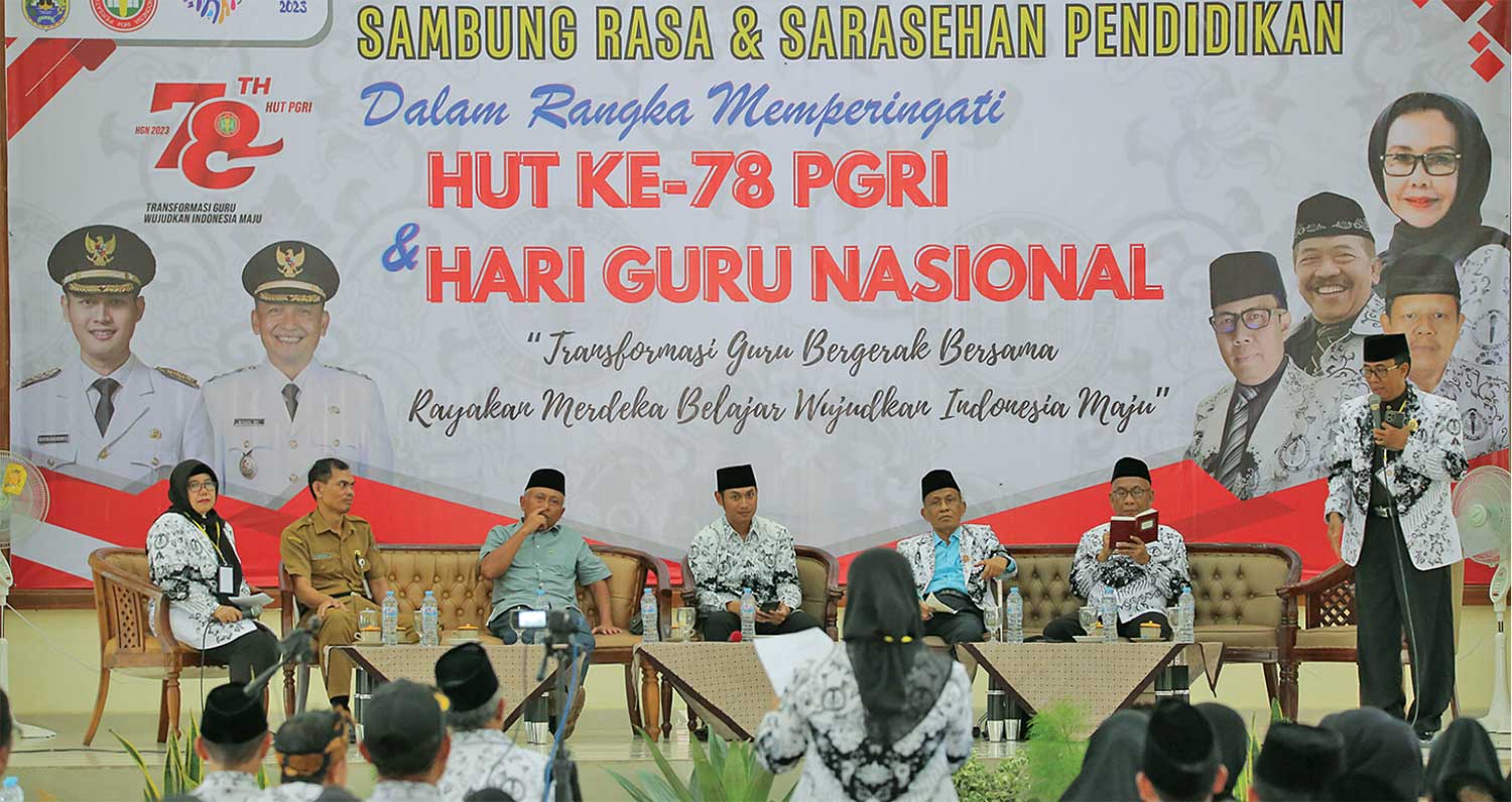SATUKAN TUJUAN: Bupati Aditya Halindra Faridzky, Ketua DPRD Tuban M. Miyadi, dan bersama narasumber lain dalam sarasehan pendidikan di gedung Graha Dwija, Selasa (28/11).