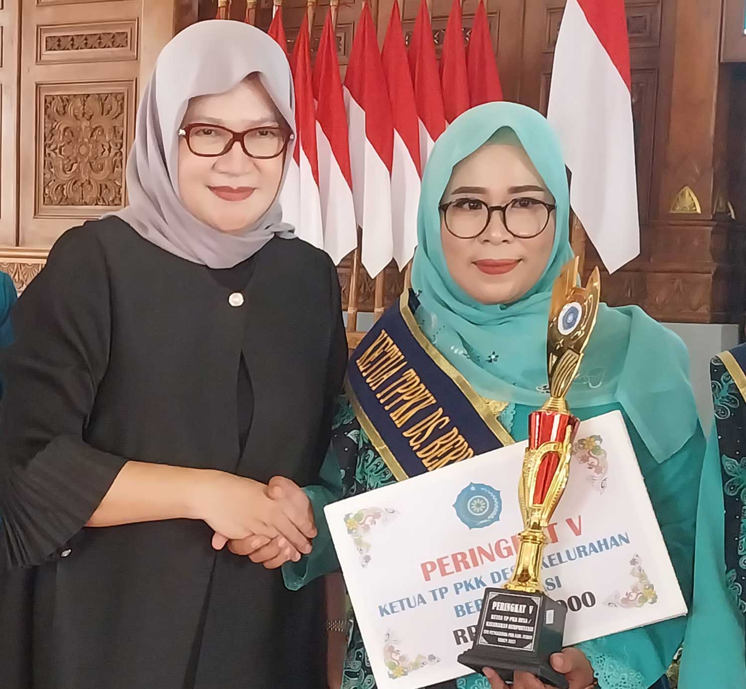 MENGINSPIRASI : Haeny Relawati Rini Widyastuti saat memberikan penghargaan kepada Peringkat 1 Ketua TP PKK Desa/Kelurahan berprestasi.