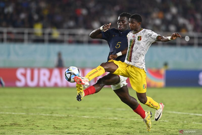 Pesepak bola Timnas Prancis Joachim Kayi Sanda (kiri) berebut bola dengan pesepak bola Timnas Mali Ibrahim Kanate pada pertandingan semi final Piala Dunia U-17 2023 di Stadion Manahan, Solo, Jateng.