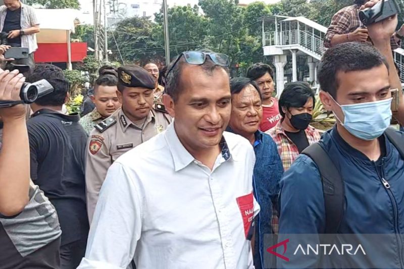 Arsip - Wamenkumham Edward Omar Sharif Hiariej (kemeja putih) menyambangi KPK untuk memberikan klarifikasi atas laporan IPW di Jakarta, Senin (20/3). ANTARA/Fianda Sjofjan Rassat