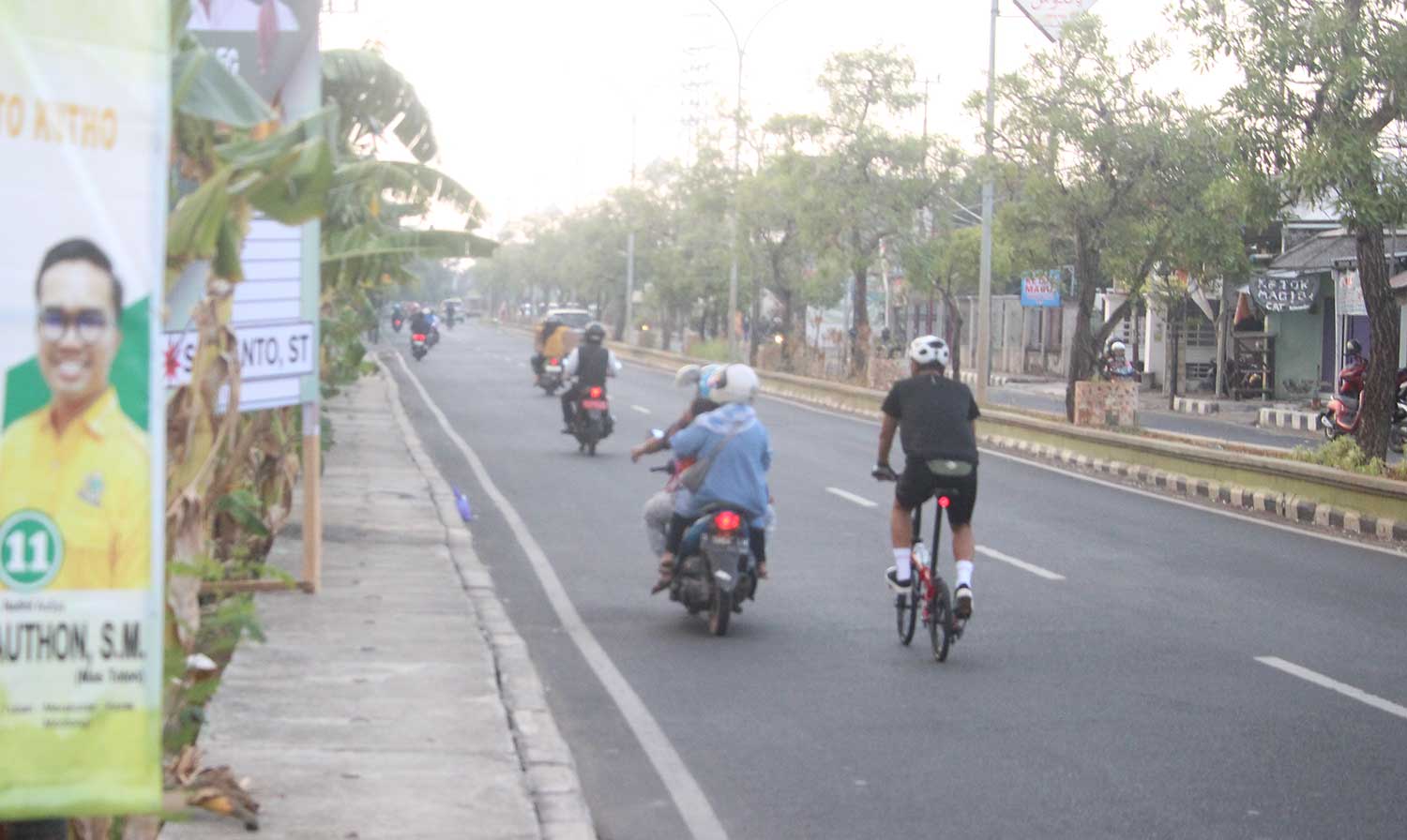 TERPASANG BEBAS: Pemasangan APK di Jalan Letda Sucipto. Sejauh ini belum ada APK yang berkoordinasi dengan Bakesbangpol Tuban.