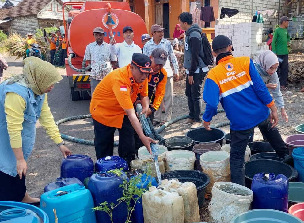 BUTUH AIR BERSIH: Kegiatan dropping air bersih yang dilakukan BPBD Tuban. Hingga saat ini, dropping air bersih di wilayah kekeringan masih berlangsung.