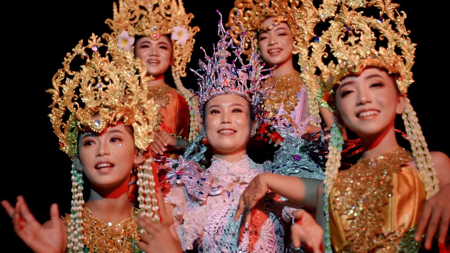 TAMPIL CANTIK: Model berbusana carnival saat mengikuti proses pembuatan video klip lagu Mbangun Deso Noto Kutho.