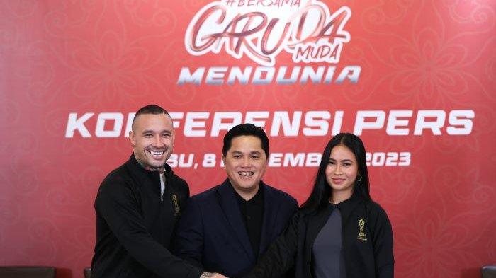 Mantan Timnas Belgia yang juga bintang Inter Milan dan AS Roma Radja Nainggolan pose bersama Ketua Umum PSSI Erick Thohir