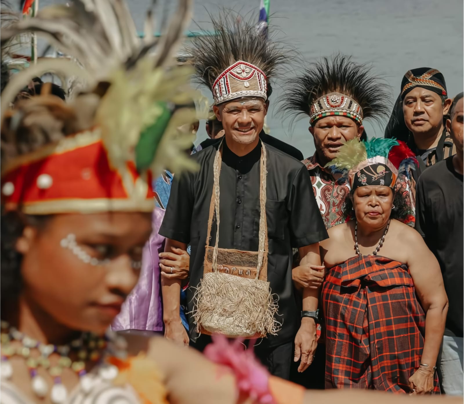 SAFARI POLITIK: Ganjar Pranowo disambut hangat olej masyarakat saat berkunjung ke Manokwari, Papua, pada Senin (20/11).