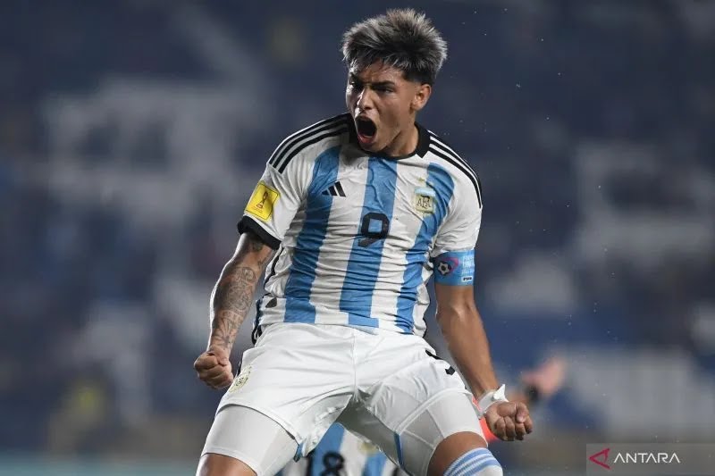 Pesepak bola Timnas Argentina Agustin Ruberto melakukan selebrasi usai mencetak gol ke gawang Timnas Venezuela saat pertandingan babak 16 besar Piala Dunia U-17 2023