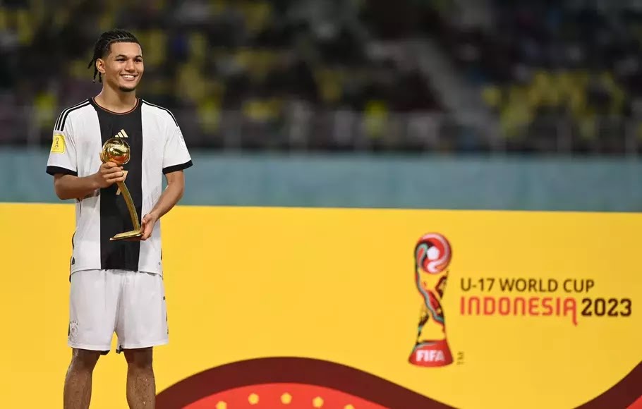 Pesepak bola Timnas Jerman Brunner Paris menerima penghargaan pemain terbaik Piala Dunia U-17 2023