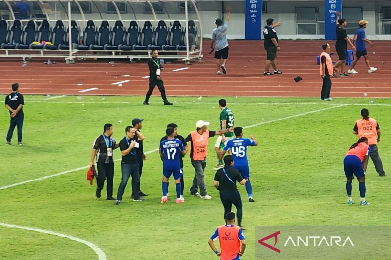 Pemain dan oficial tim PSIS Semarang dan PSS Sleman memasuki lapangan saat kericuhan di penghujung pertandingan di Stadion Jatidiri Semarang, Minggu.